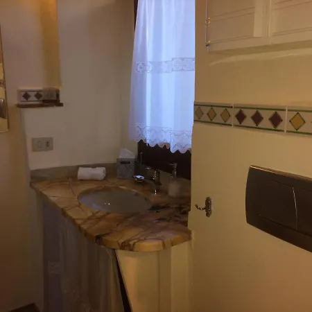 Adorable Tuscan With Beautiful Garden Just Outside Lucca, Sleeps 4 Apartment *