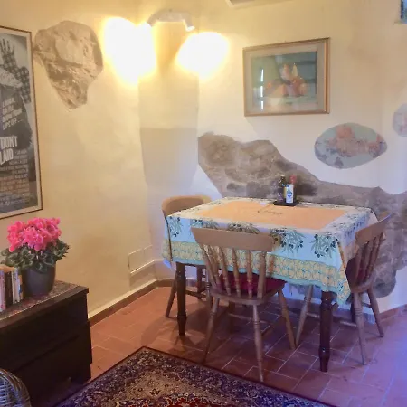 Adorable Tuscan With Beautiful Garden Just Outside Lucca, Sleeps 4 Apartment Capannori