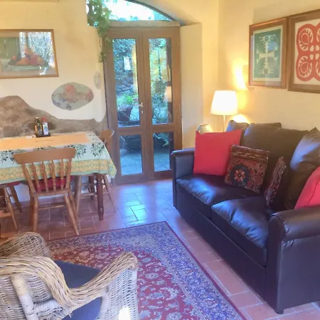 Adorable Tuscan With Beautiful Garden Just Outside Lucca, Sleeps 4 Capannori