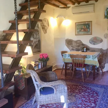 Adorable Tuscan With Beautiful Garden Just Outside Lucca, Sleeps 4 Appartamento Capannori