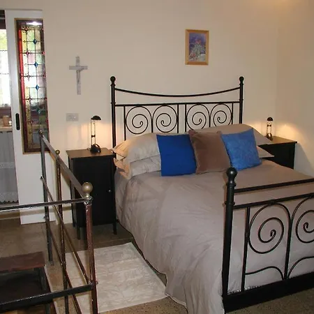 Adorable Tuscan With Beautiful Garden Just Outside Lucca, Sleeps 4 * Capannori